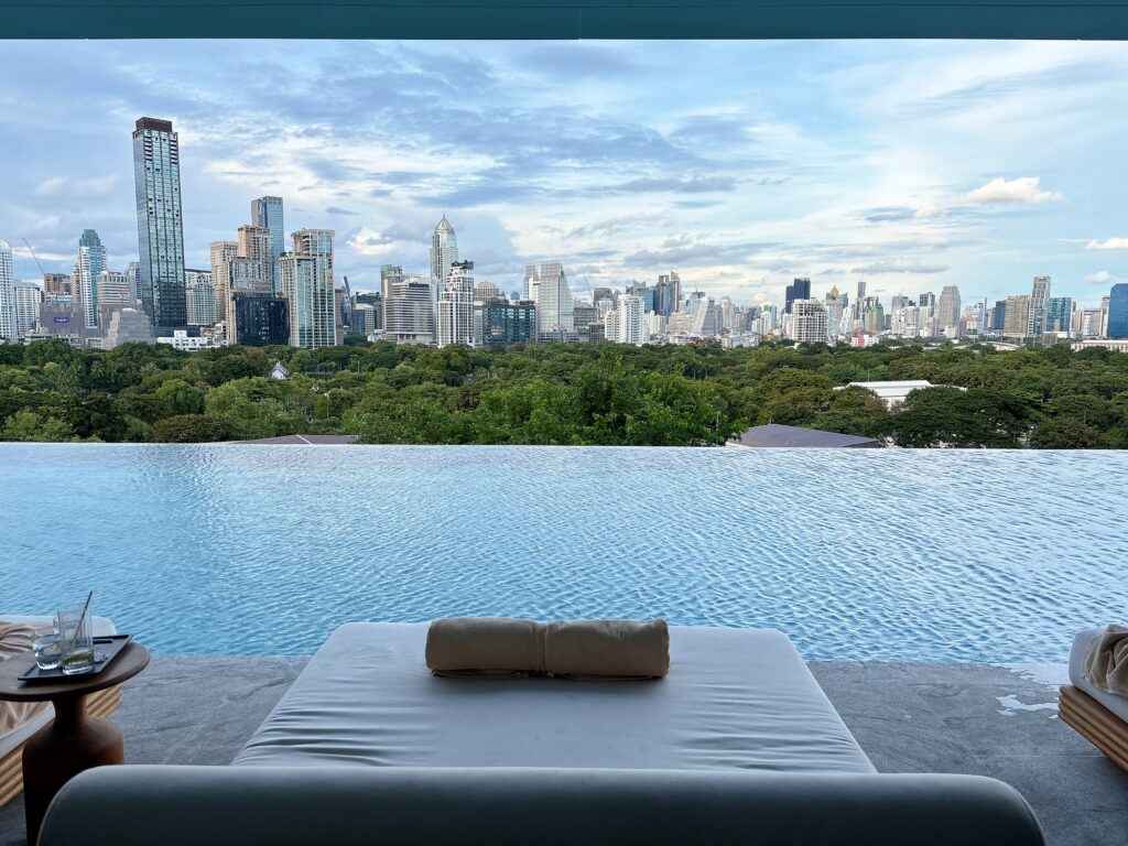 デュシタニバンコクのプールエリア