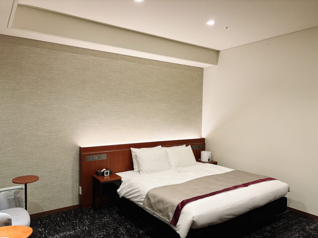 逆角度から撮影したダイワロイネットホテルソウル麻浦の客室内の様子