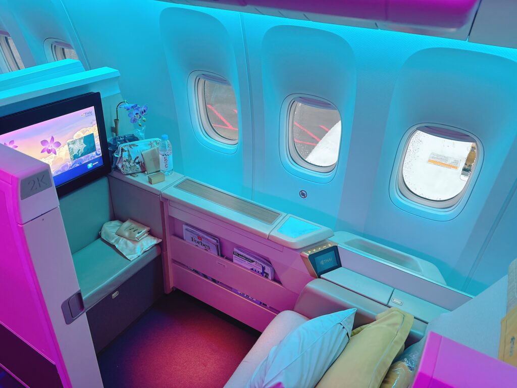 別角度から撮影したタイ航空ファーストクラスの座席