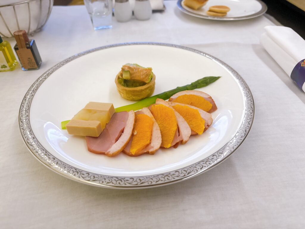 サーモンタタキのタルトと 鴨の燻製とフォアグラのテリーヌ