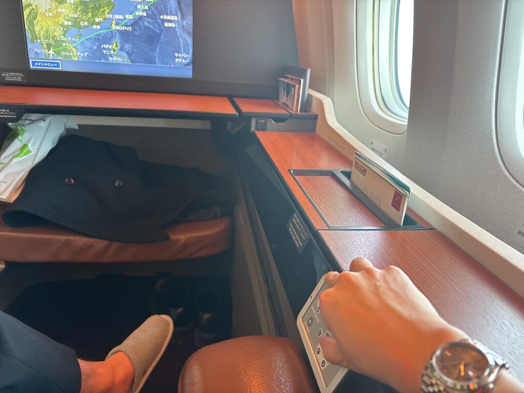 JAL国際線ファーストクラスに実際に搭乗している様子