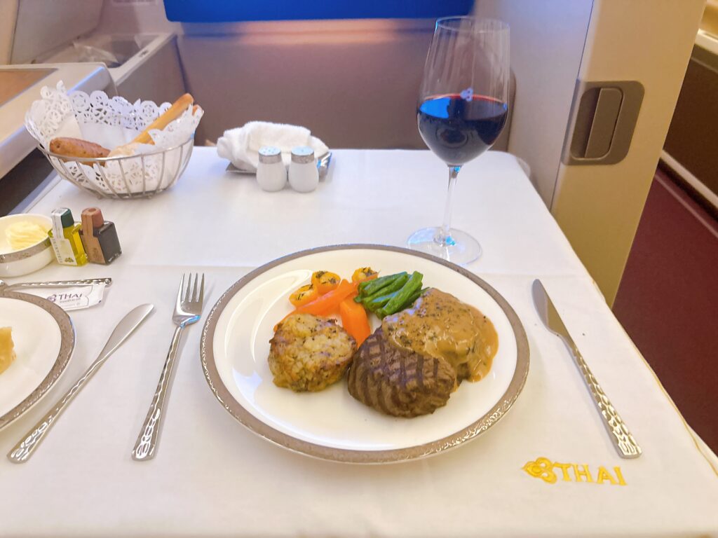 タイ航空ファーストクラスで提供される和牛のフィレ肉