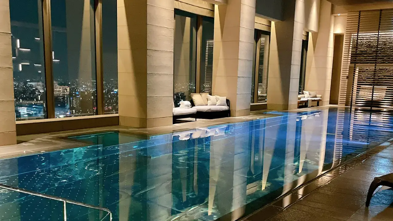 フォーシーズンズホテル東京大手町のプールをブログ解説！都内のホテルプールでNo1の豪華さ！