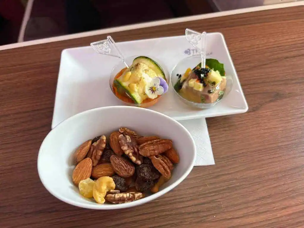 バンコクスワンナプーム国際空港→羽田便で提供されたアミューズとミックスナッツ