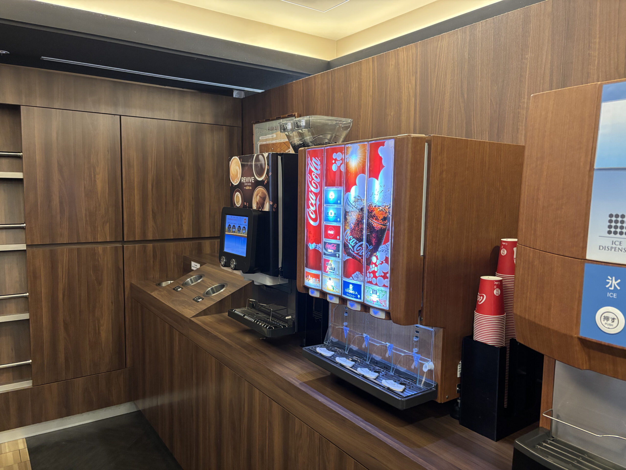 IASSExecutiveLounge1のソフトドリンクコーナー