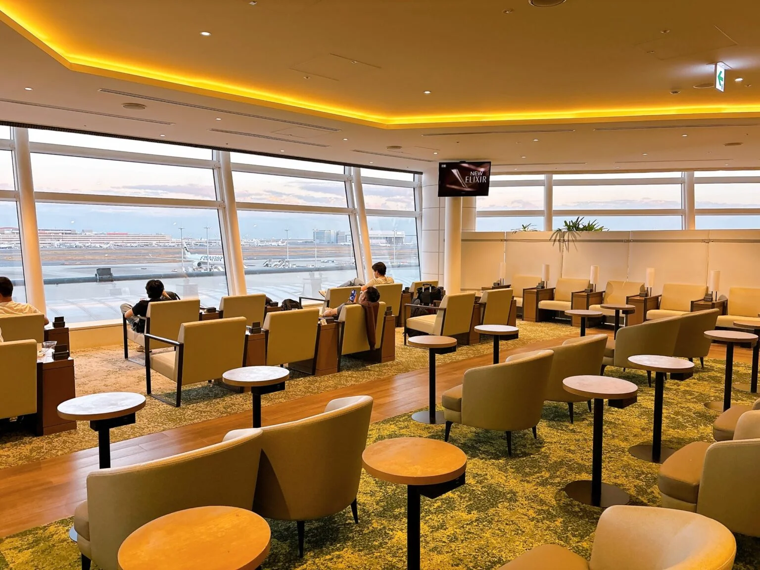 TIAT LOUNGEの内観の様子