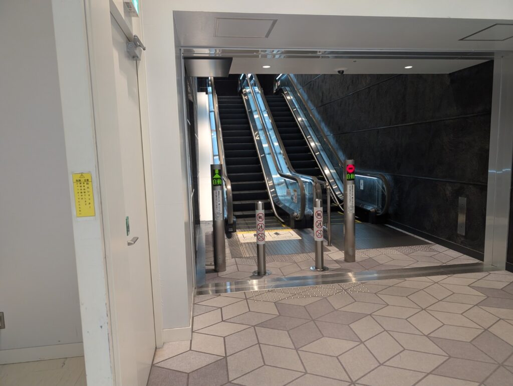 大阪エアポートワイナリーに続くエスカレーター